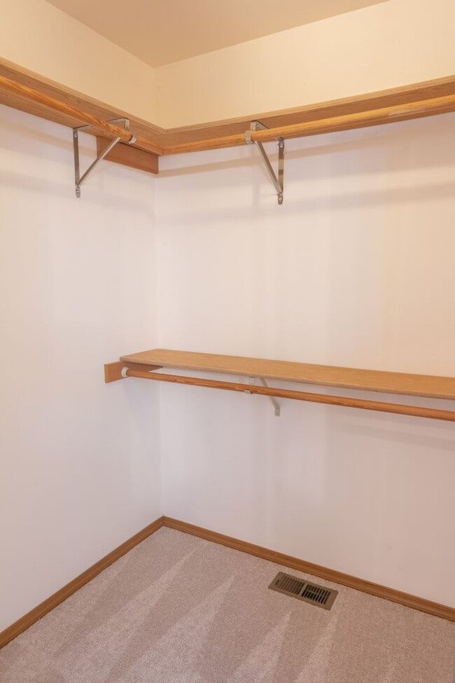 Building Photo - 3Bd/2.5Ba Bellevue House( Newport Hill)