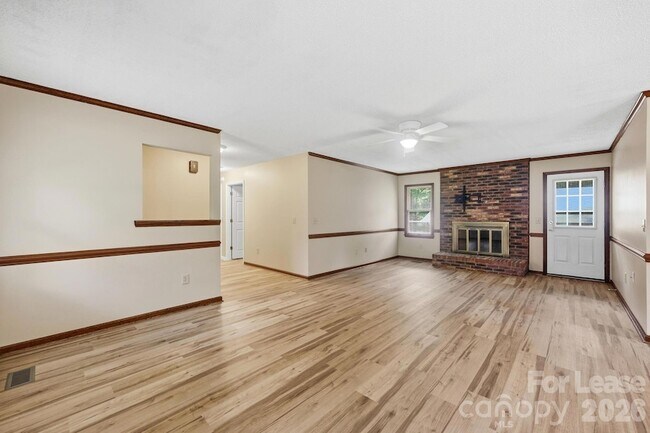 Building Photo - 6299 Spring Ct Ln