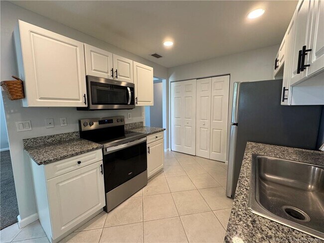 Building Photo - 4567 SE Murray Cove Cir