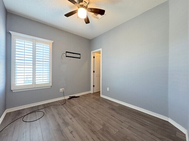 Building Photo - Gorgeous 5bed/3bath Refrig A/C with 2 Master Bedrooms!