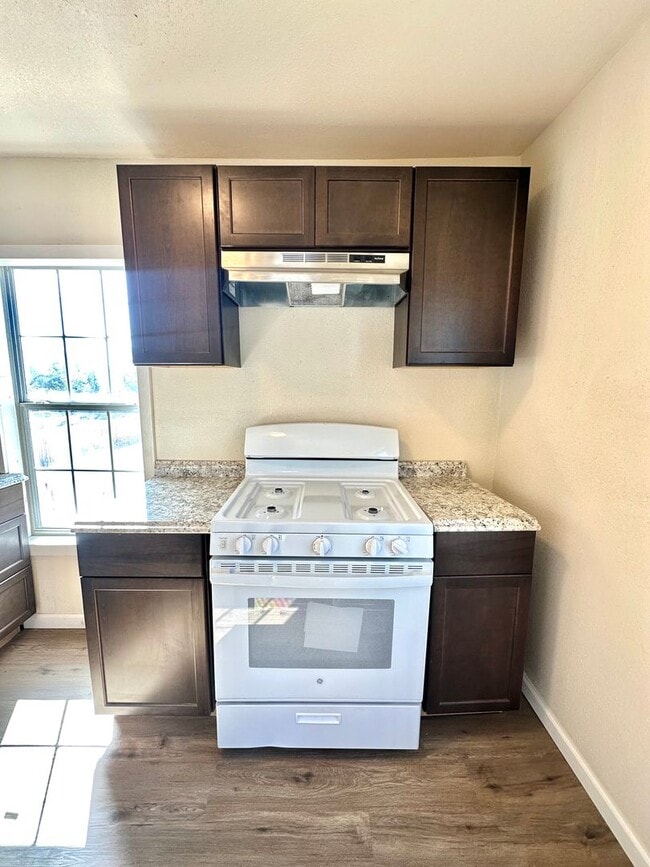 Building Photo - COMING AUGUST 2025 - Remodeled 1 Bedroom A...