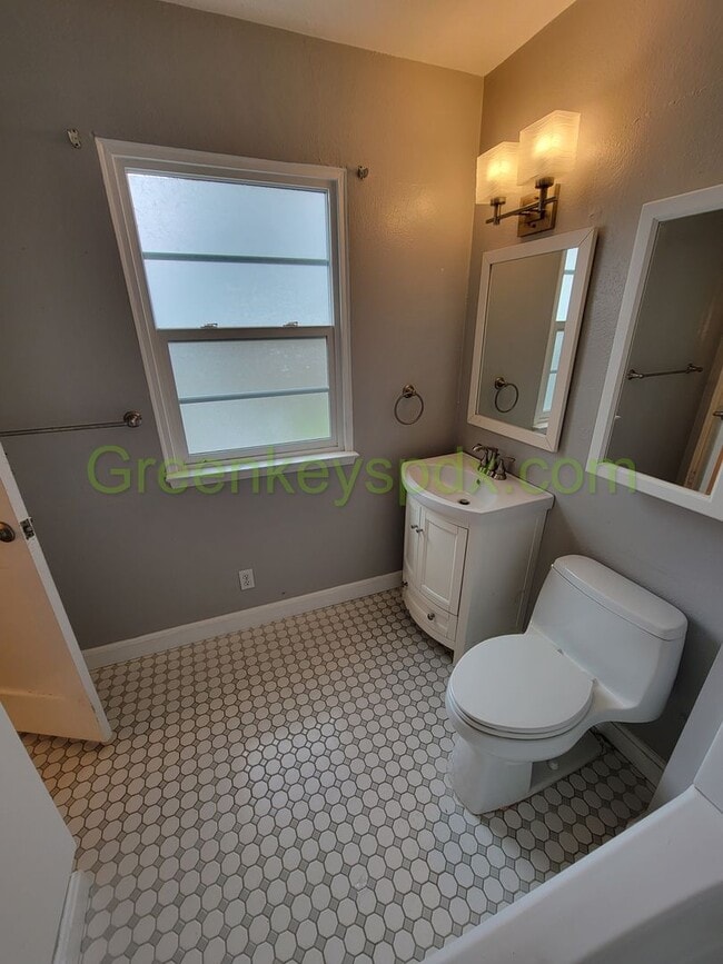 Building Photo - Large 2 Bedroom 1 Bath Unit off Broadway w...