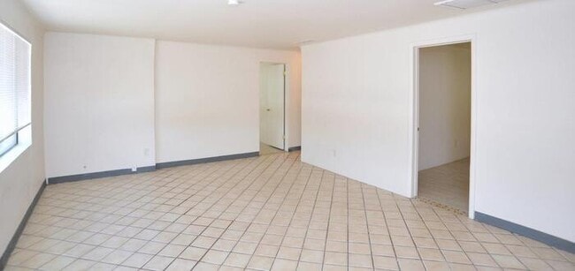 Building Photo - Cntrally Located 4 bedroom home