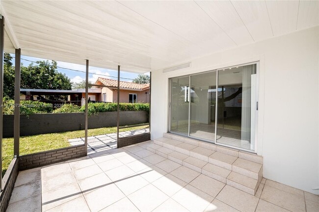 Building Photo - 2340 SW 16th St