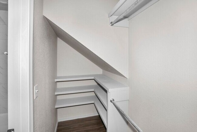 Building Photo - 7628 Woodford Ave