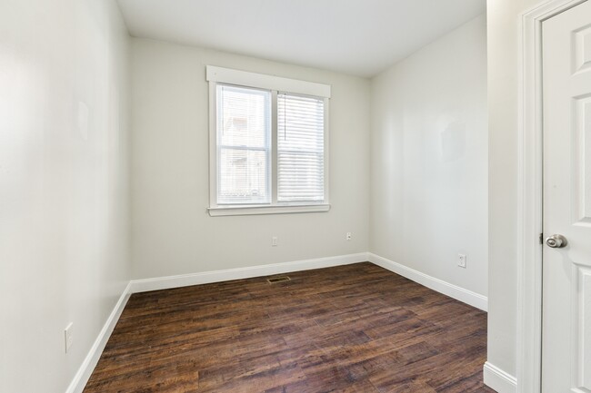 Building Photo - 307 Taylor Ave