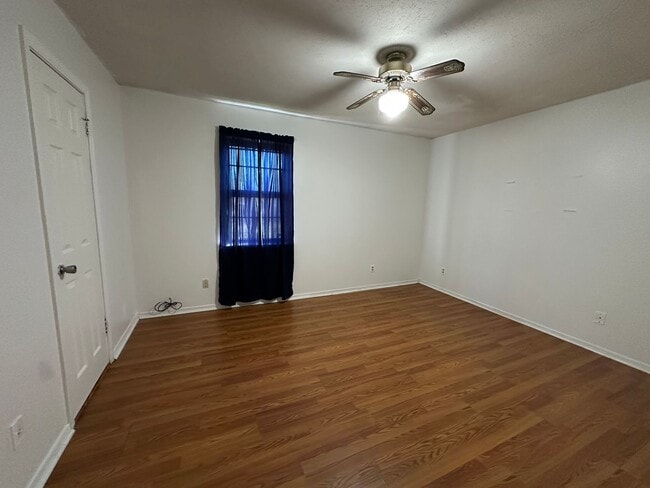 Building Photo - Welcome to your new home in the heart of Russellville, AR!