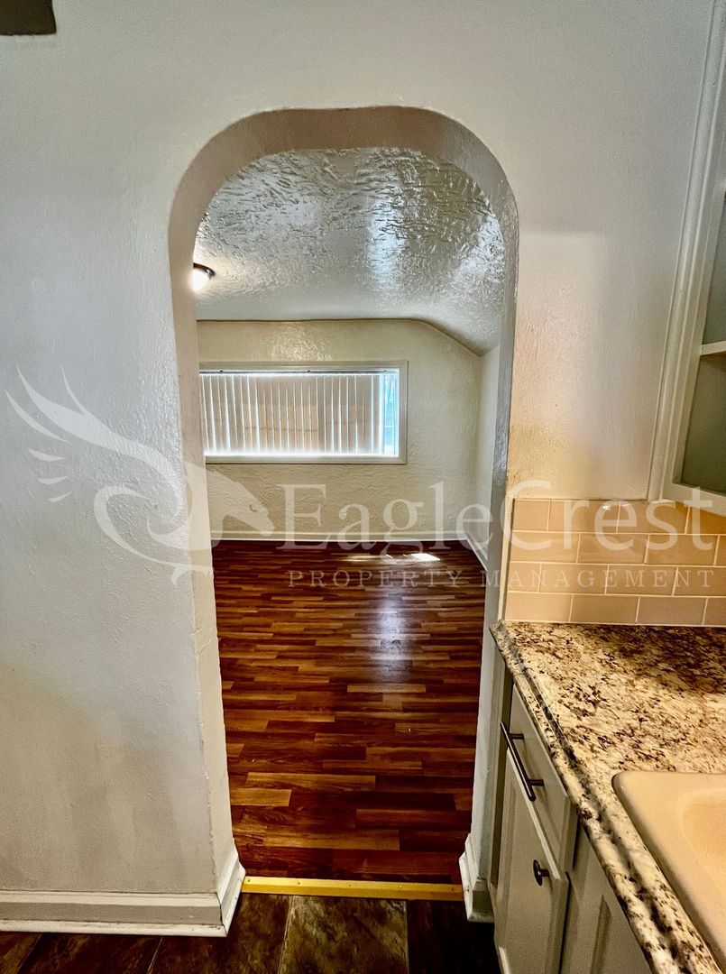 Building Photo - Comfortable 2-Bedroom Home with Fenced Yard & Washer/Dryer Hookups