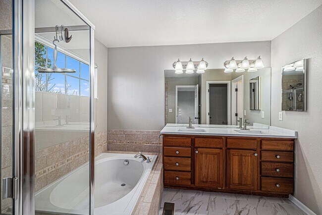 Building Photo - 4 bed/4 bath, Three Story Home Backing to ...