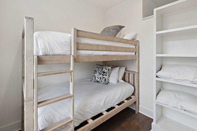 Building Photo - 3206 West End Cir