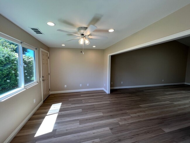 Building Photo - Special MOVE IN rate on Updated 2 bed / 2 bath Capri in Leisure Village