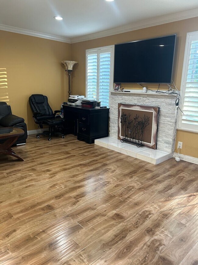 Building Photo - Spacious Home for Rent in Fountain Valley