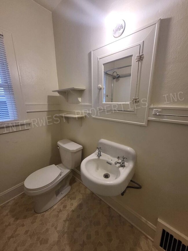 Building Photo - *1/2 OFF 1ST MONTH'S RENT PROMO* 2 Bedroom...