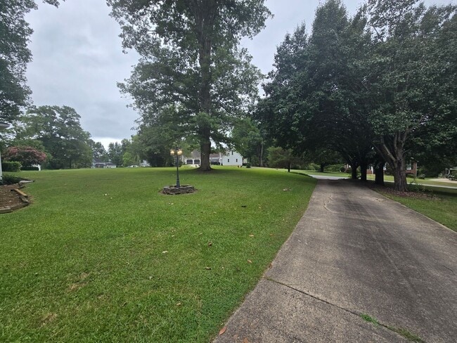 Building Photo - Quiet Neighborhood- Large Lot- Shed- Enclosed Sunroom! Community Pool & Tennis Courts!