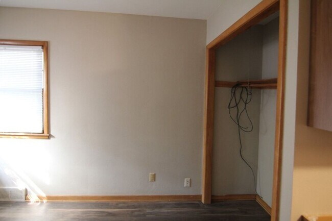 Building Photo - Cute 1 bed 1 bath @633 Walnut St in Iowa C...