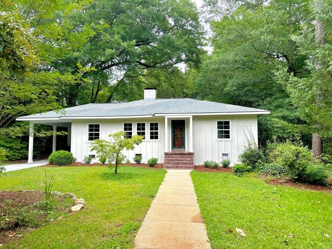 Primary Photo - Super Cute Cottage 1 mile from Toomers Corner