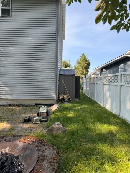 Building Photo - 415 Louis Ln
