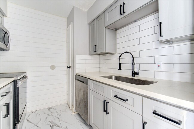 Building Photo - 12500 Sandpiper Dr