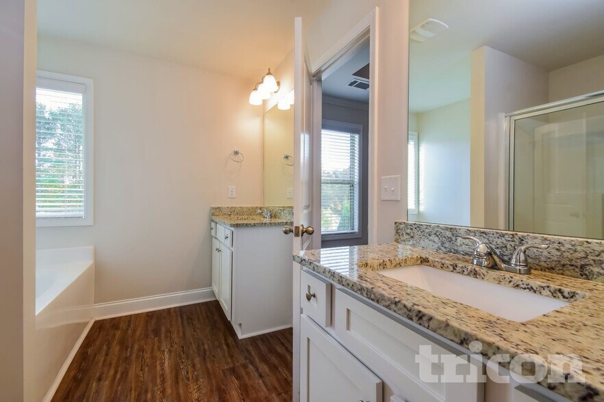 Building Photo - 4203 Bella View Dr