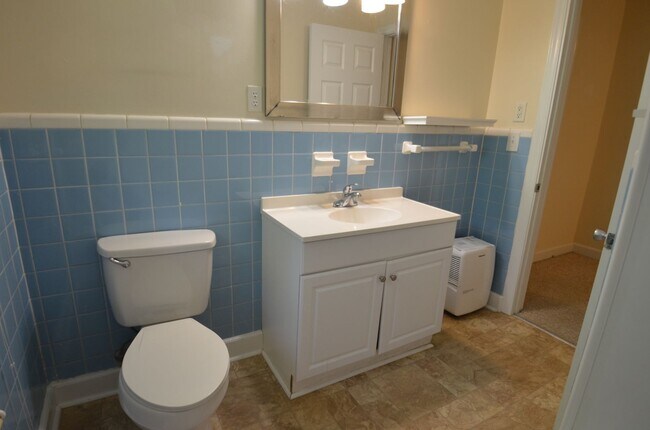 Building Photo - Three Bedroom Home Near UNC