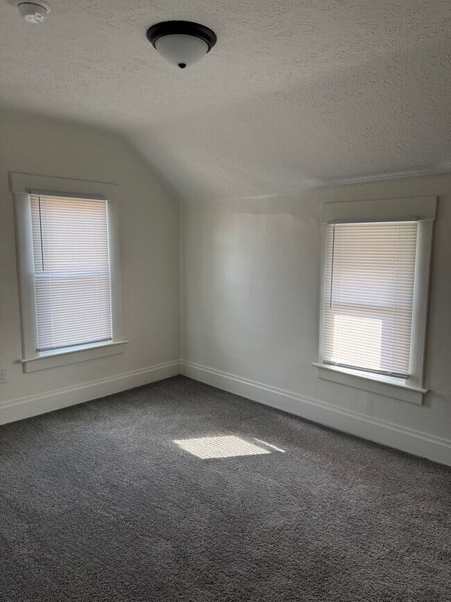 Building Photo - 2 Bedroom, 1 Bath Single Family Home - Sou...