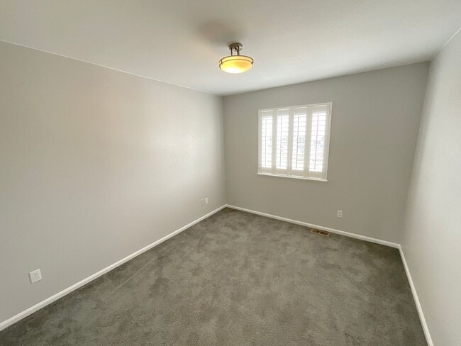 Building Photo - 3 Bedroom Home Available Near N Gate Blvd ...