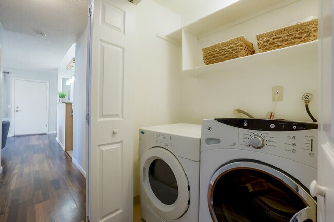 Building Photo - 2 Bedroom/2 Bathroom Condo - Aurora - Lowe...