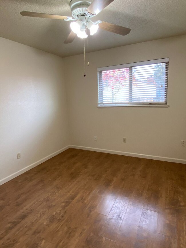 Building Photo - Great 1 bedroom 1 bath in Oakdale