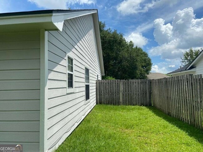 Building Photo - 105 Old Pond Dr W