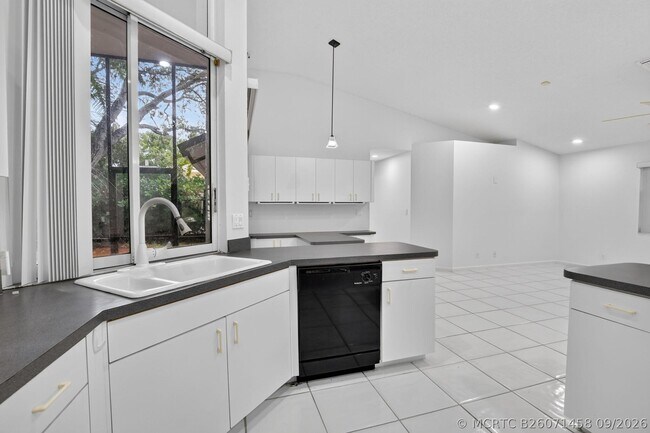 Building Photo - 924 Spoonbill Cir