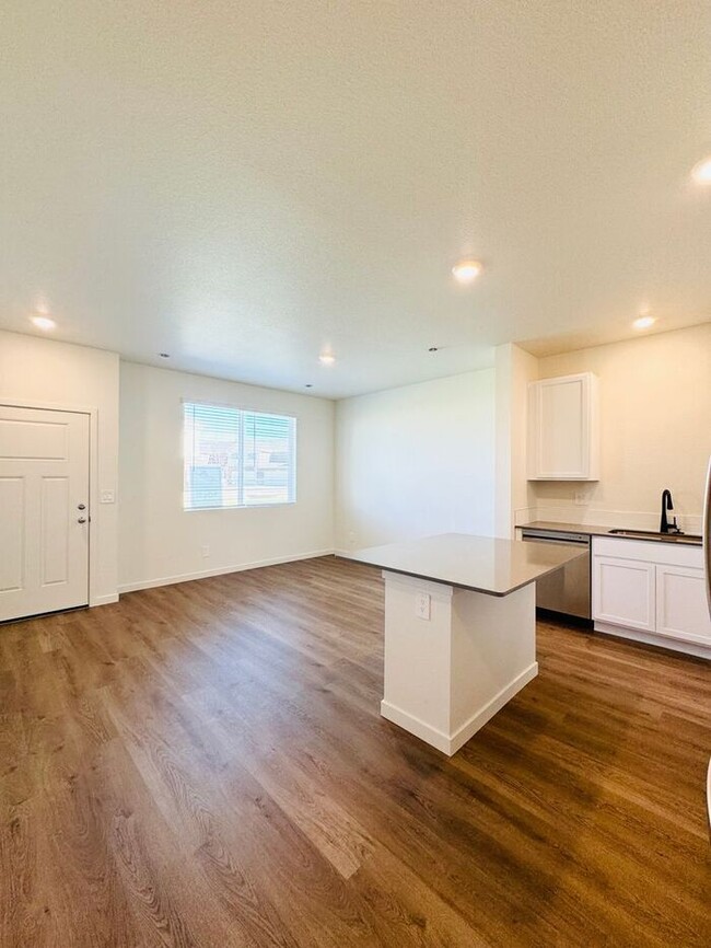 Building Photo - Gorgeous Brand New 2 bed/ 2.5 bath Townhou...