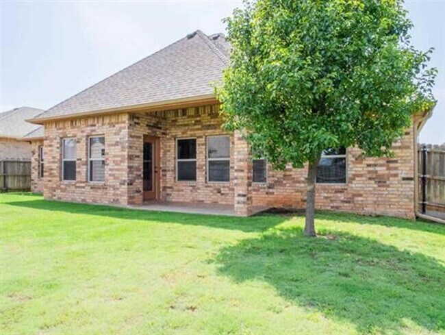 Building Photo - Beautiful Home in desirable Location
