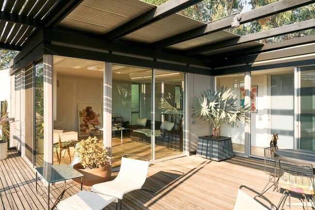 Building Photo - 2743 Hollyridge Dr
