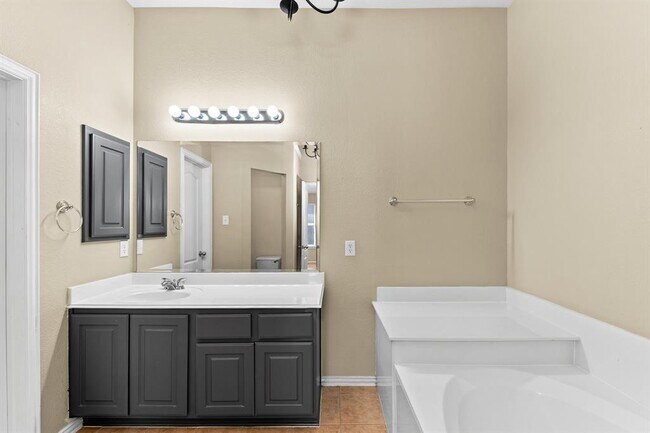 Building Photo - 208 Pecanwood S