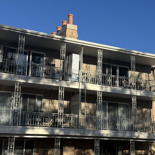 Building Photo - 2220 E Murray Holladay Rd