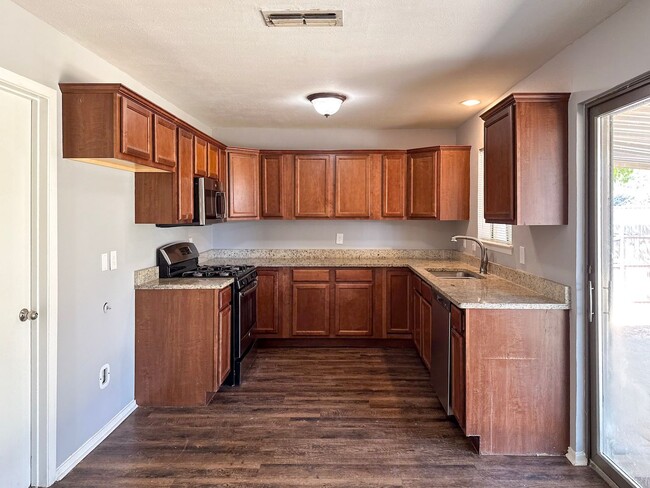 Building Photo - 3 Bedroom / 2 Bath / 2 Car Garage in Quiet...