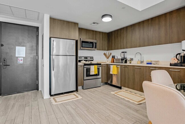 Building Photo - 404 NE 2nd Ave