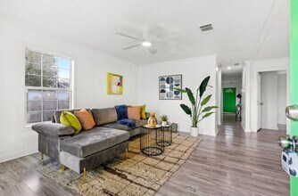 Building Photo - beautifully remodeled 4-bedroom, 2-bathroo...