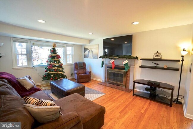 Building Photo - 4218 University Dr
