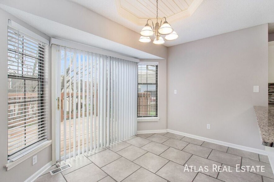 Building Photo - 301 SE Onyx Dr