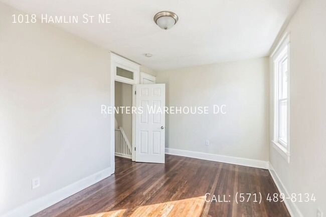 Building Photo - Newly renovated 3bd/1.5bth end unit TH Nes...