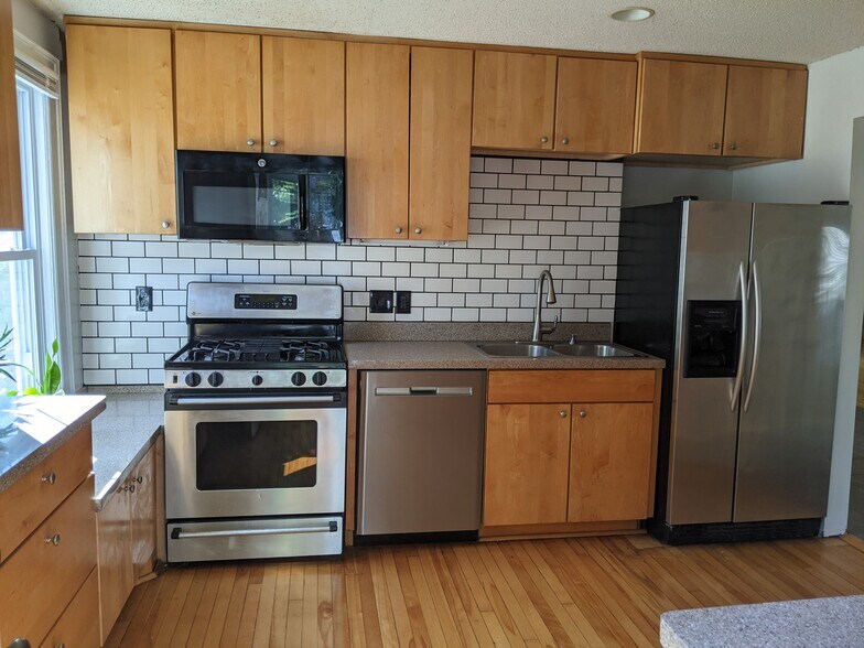 Kitchen - 2509 Pleasant Ave