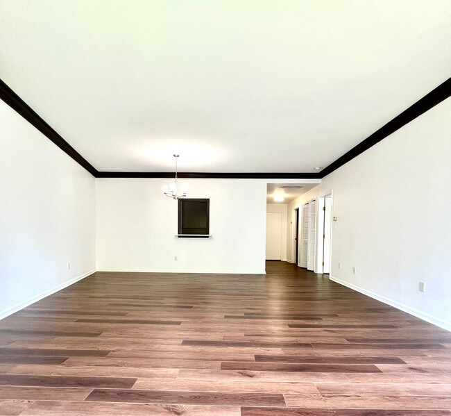 Building Photo - Lake Villa 4040- PLACEMENT