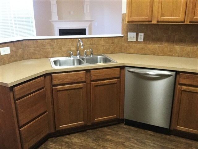 Building Photo - 2021 Moss Creek Dr