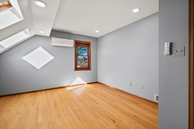 Building Photo - 1020 Walsen Rd