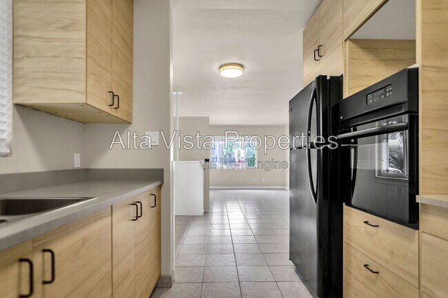 Building Photo - 425 Bonair St