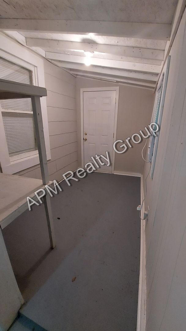 Building Photo - Updated two bedroom house