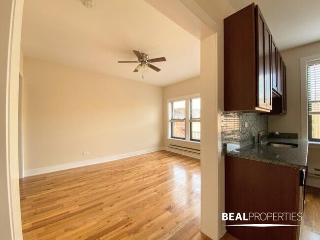 Building Photo - 2 bedroom in EVANSTON IL 60202