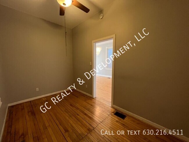 Building Photo - 2840 N Maplewood Ave