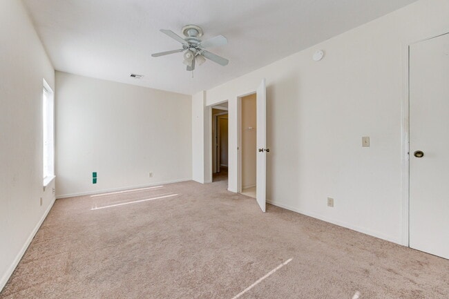 Building Photo - 602 S Flood Ave